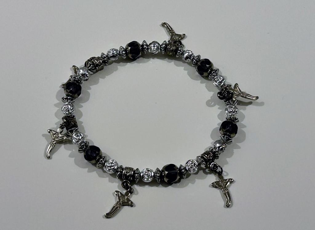 Zilver-zwartkleurige armband met bedels, Handtassen en Accessoires, Armbanden, Ophalen of Verzenden, Nieuw, Zilver, Overige materialen