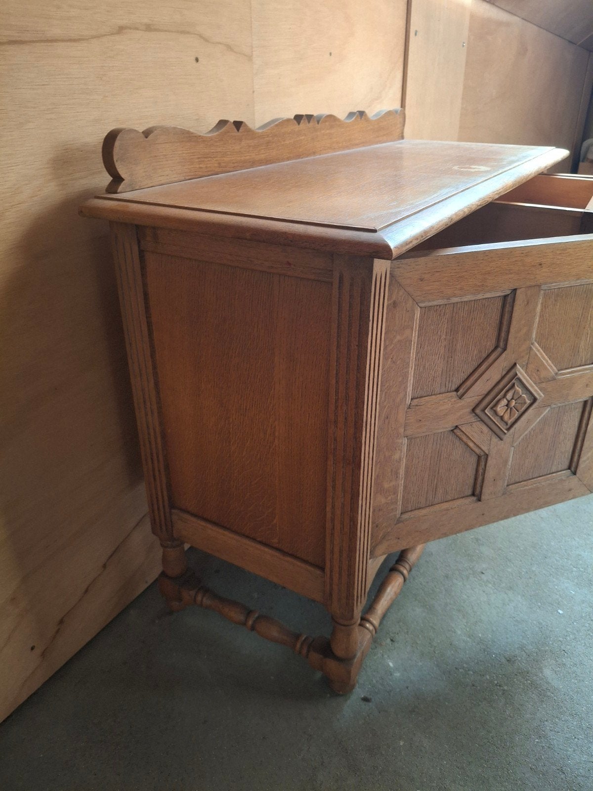 Kastje in hout. Mooie antiek. (Bieden kan), Ophalen