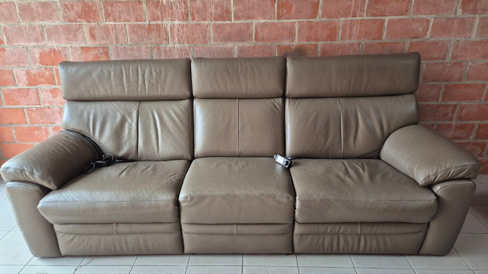 donkerbruine lederen zetel met 2 ingebouwde relax systemen, Klassiek maar strak, 200 à 250 cm, Banc droit, Comme neuf
