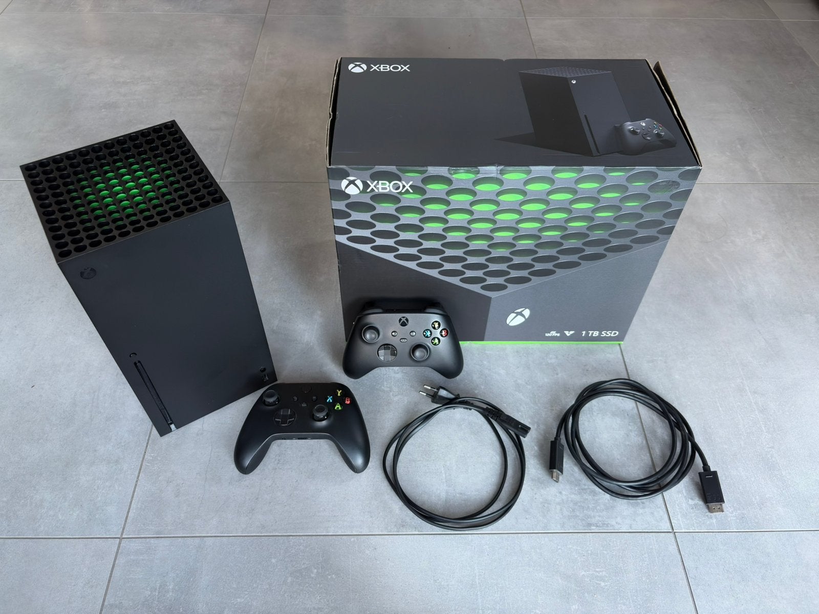 Xbox Series X 1 To + 2 manettes + boîte + câbles, Consoles de jeu & Jeux vidéo, Consoles de jeu | Xbox Series X & S, Enlèvement ou Envoi