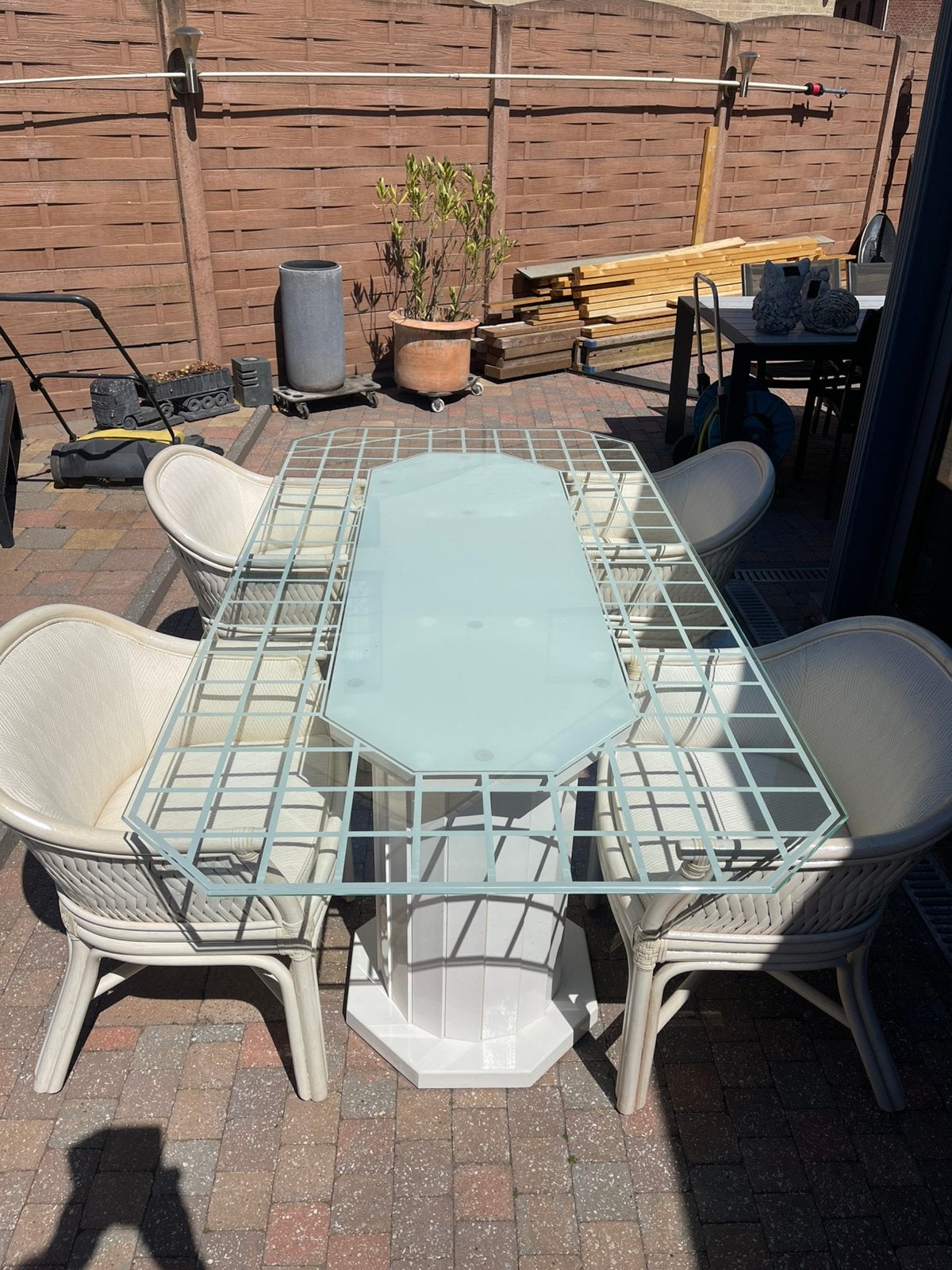 Tafel + 4 rotan  zetels., Ophalen, Zo goed als nieuw, Rotan
