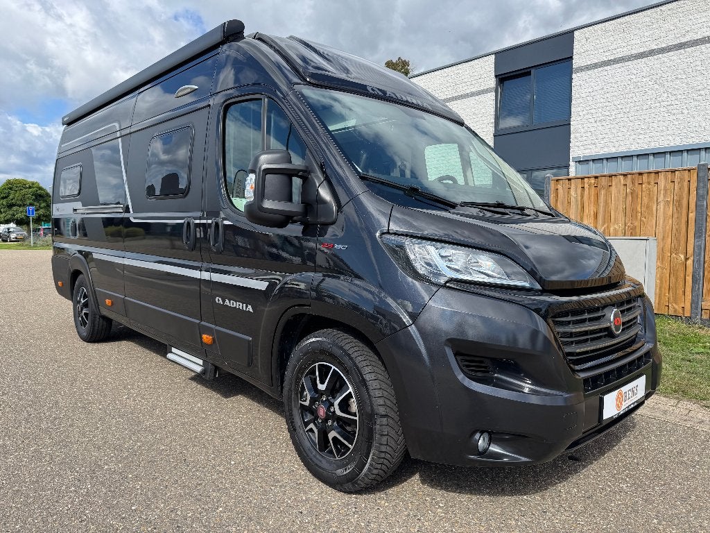 zeer mooie Adria Twin Supreme 640 SGX Lengtebed hefbed, Caravans en Kamperen, Buscamper of Camperbus, Ringverwarming, Fiat, Tot en met 2