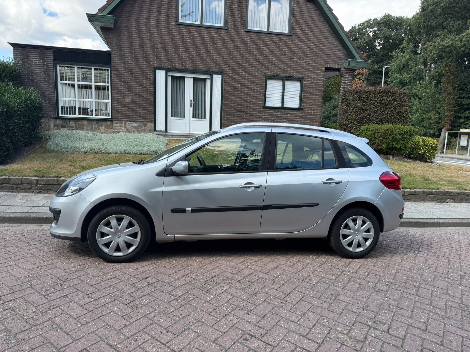 Renault Clio Grandtour 1.2i essence 1eig Navi Homologuée, Euro 5, Achat, https://public.car-pass.be/vhr/bc2b4dc3-0b08-401e-be90-7ef0bc64c122