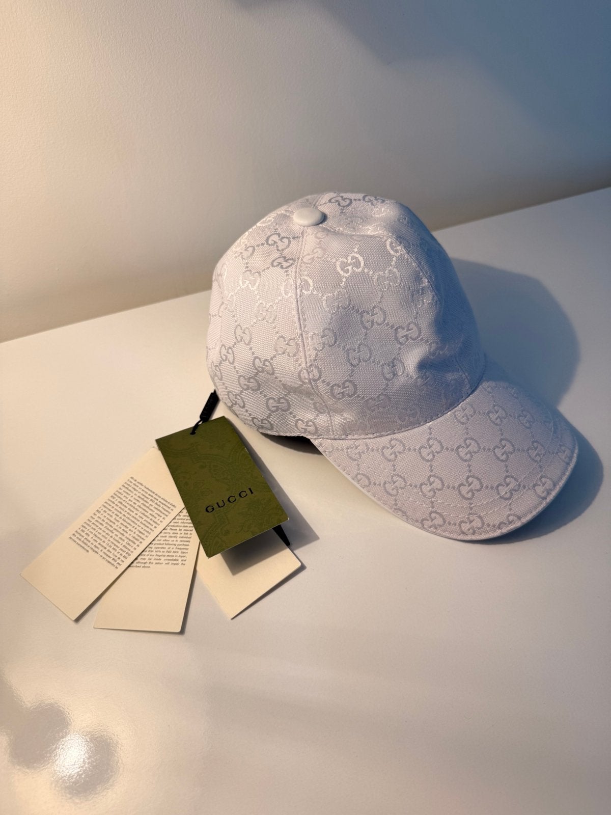 Witte Baseball Cap – Monogram Design, Ophalen of Verzenden, Zo goed als nieuw, Pet