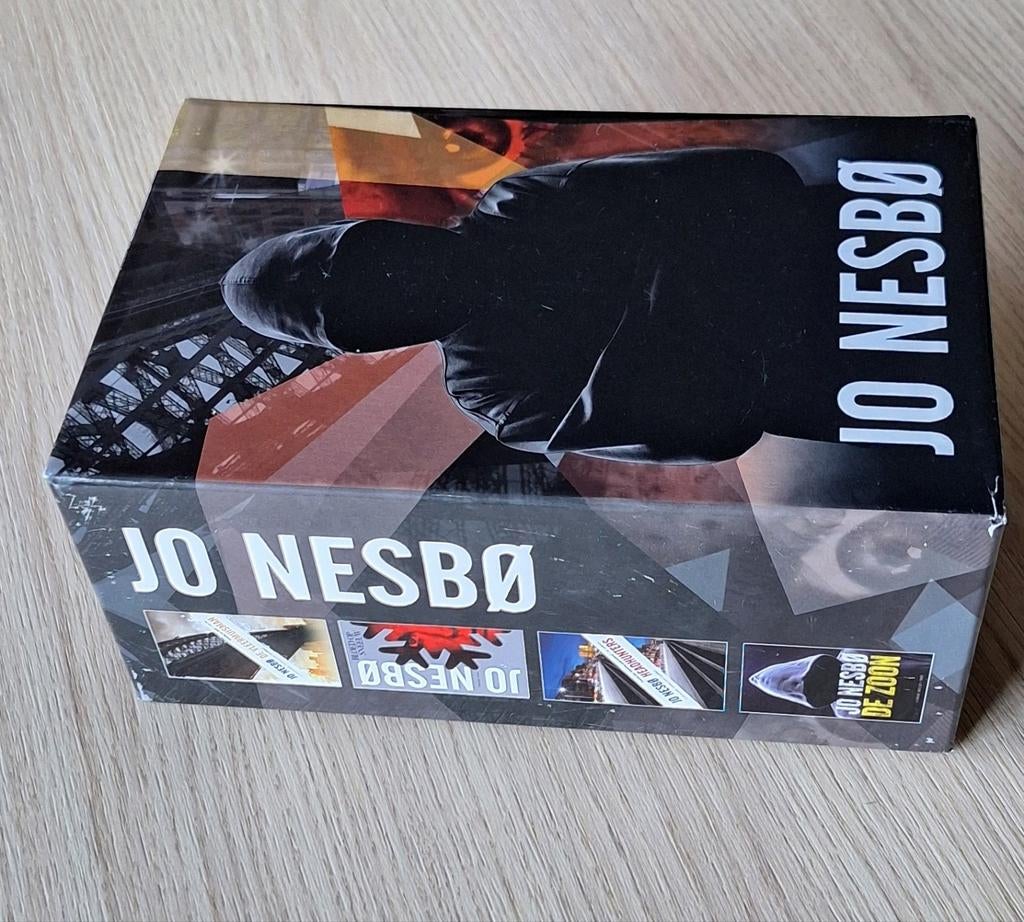 JO NESBØ: box met 4 misdaadromans, Enlèvement ou Envoi, Comme neuf, Jo Nesbø