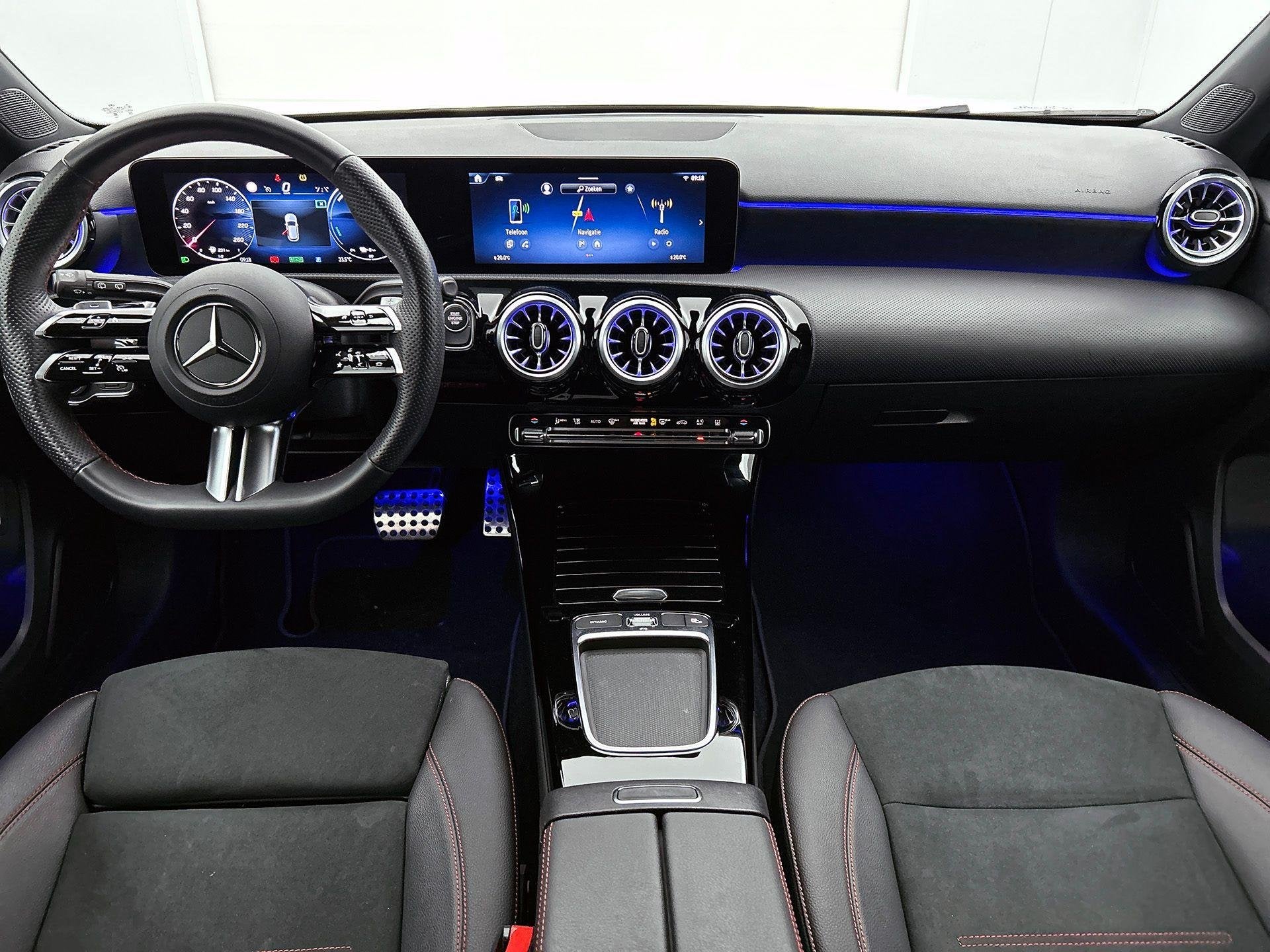 Mercedes-Benz A-Klasse 250 e Hatchback AMG Line | Night Pack, Auto's, Dealer onderhouden, Stof, Gebruikt, 4 cilinders
