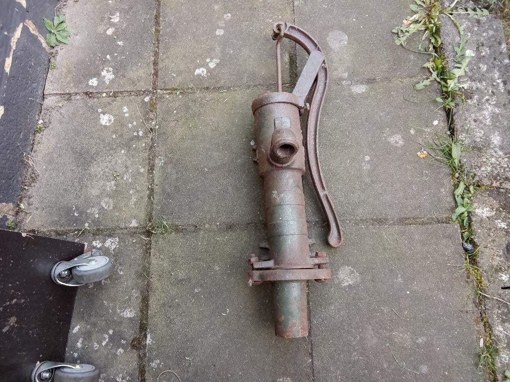 Une pompe à main en fonte, Enlèvement