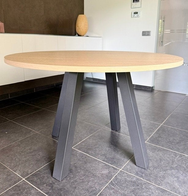 Houten ronde tafel met zwarte poten (dia 120cm), Huis en Inrichting, Tafels | Eettafels, Ophalen, Rond, Zo goed als nieuw, Vier personen