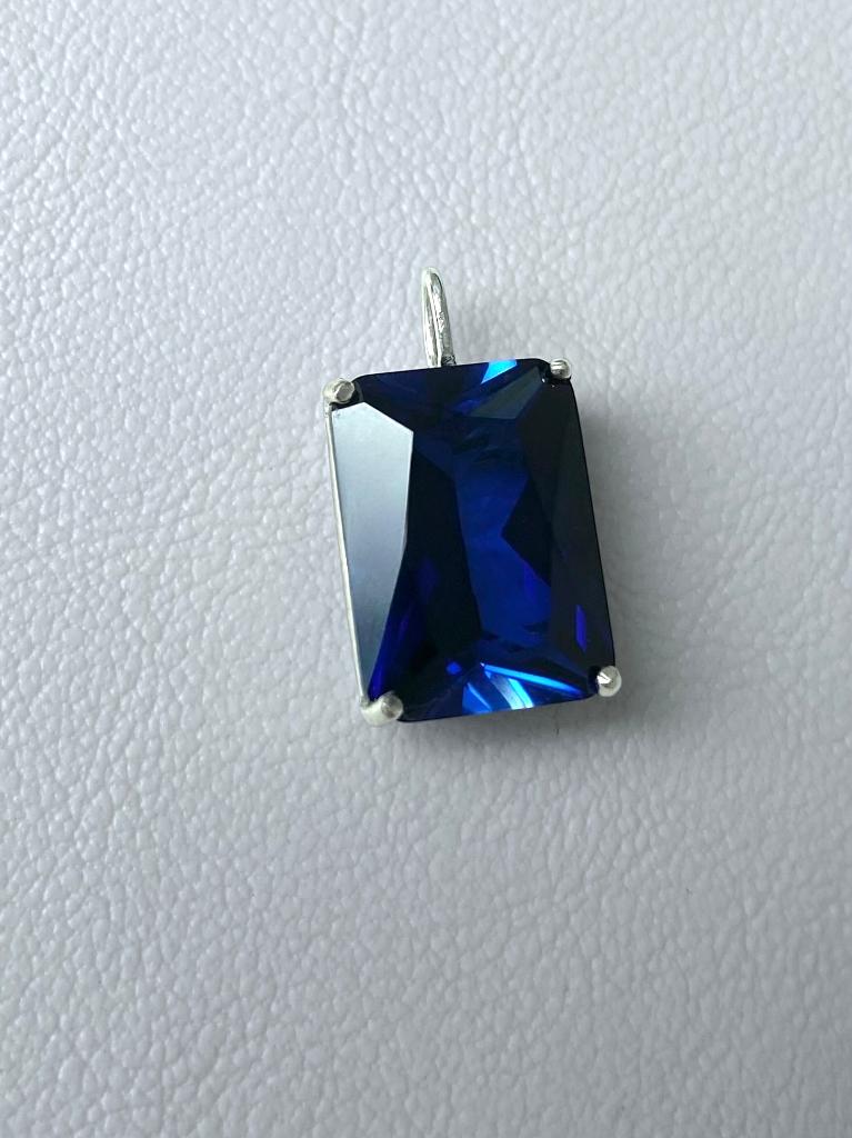pendentif carré en saphir, Enlèvement ou Envoi, Comme neuf, Avec pierre précieuse, Bleu