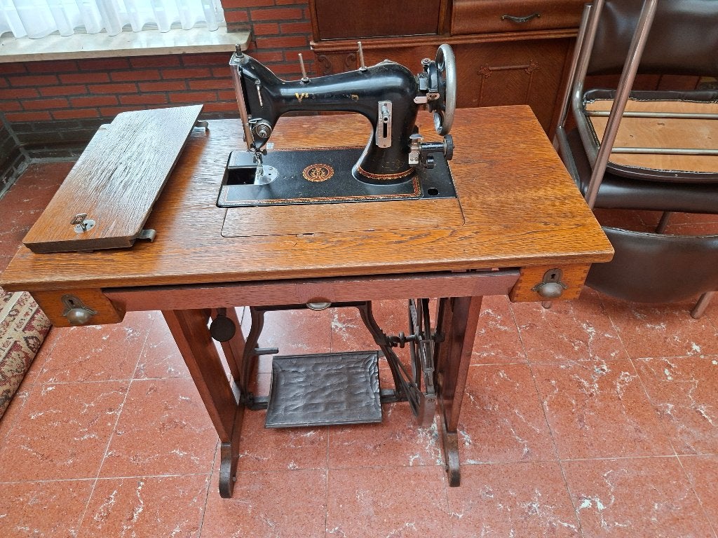Antieke Van Gorp trapnaaimachine met origineel houten meubel, Antiek en Kunst, Antiek | Naaimachines, Ophalen
