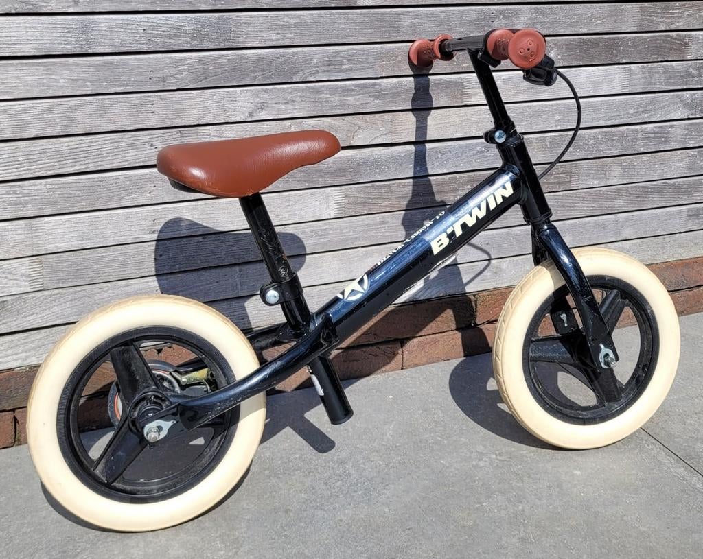 B-Twin loopfiets + helm, Fietsen en Brommers, Fietsen | Kinderfietsjes, Ophalen, Gebruikt, Trommelrem, B-Twin Decathlon