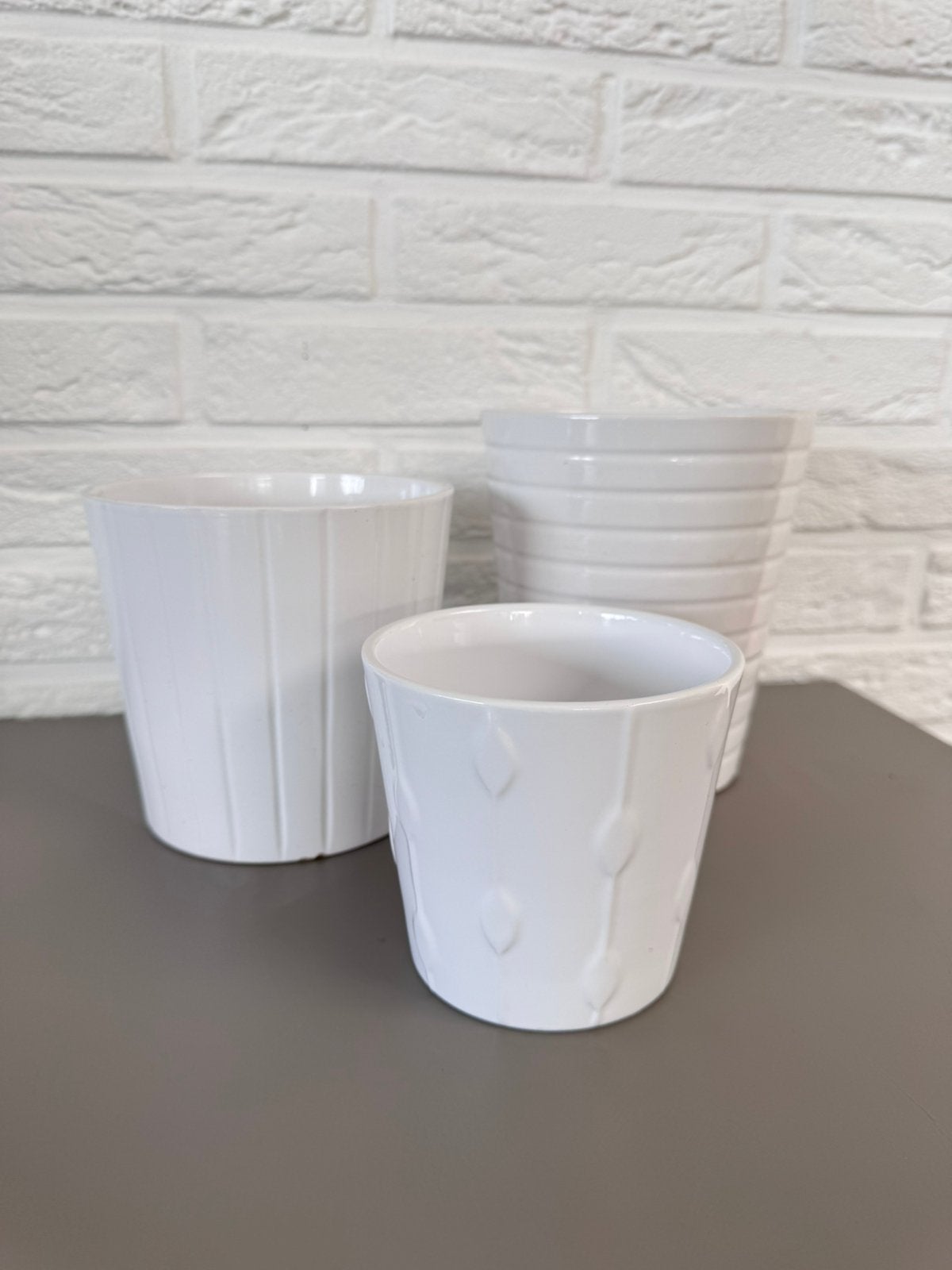 Lot de 3 cache-pots blancs en céramique – motifs en relief, Jardin & Terrasse, Pots de fleurs, Enlèvement, Comme neuf