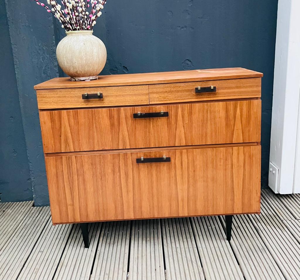 Vintage dressoir met twee lades en twee klepjes., Maison & Meubles, Armoires | Commodes, Comme neuf, Moins de 100 cm, 50 à 100 cm