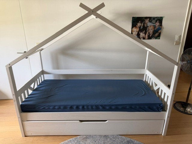 Kinderbed huisvorm met uitschuifbaar logeerbed – wit, Ophalen, Zo goed als nieuw, Eenpersoons, Wit