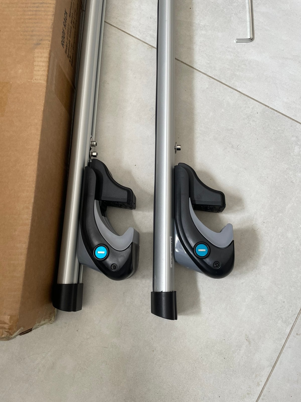 Les barres de toit universel pour les rails ouvert état neuf, Autos : Pièces & Accessoires, Barres latérales, Enlèvement, Neuf