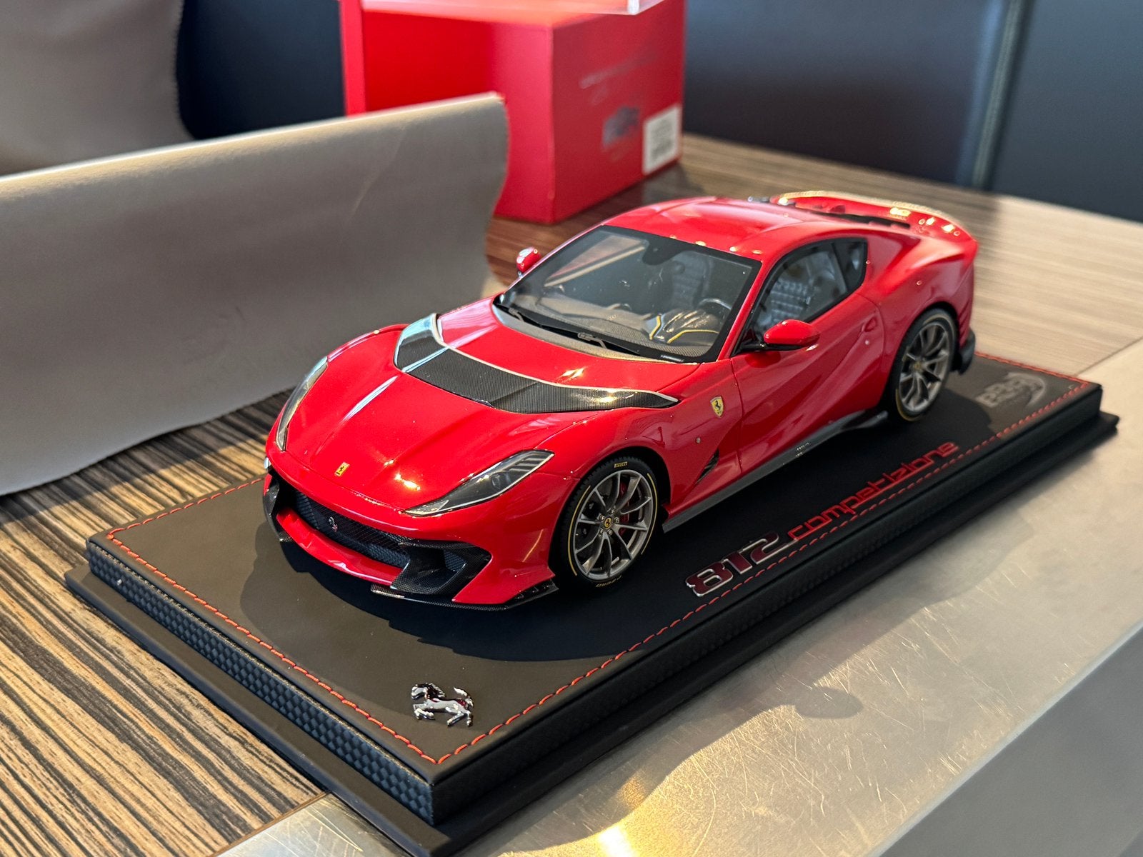 BBR Ferrari 812 Competizione rosso corsa 1:18, Enlèvement