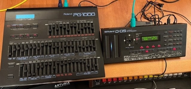 Roland D05 D-05 + PG 1000 pretpakket - 1000 euro!, Enlèvement ou Envoi, Utilisé, Roland, Avec connexion MIDI