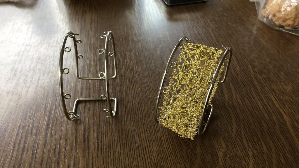 2 armbanden voor kantwerk, Hobby en Vrije tijd, Ophalen, Zo goed als nieuw