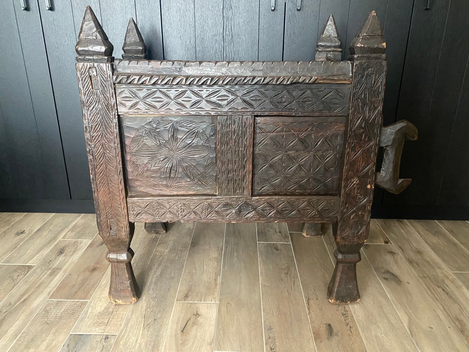Granenkoffer kast, Ophalen