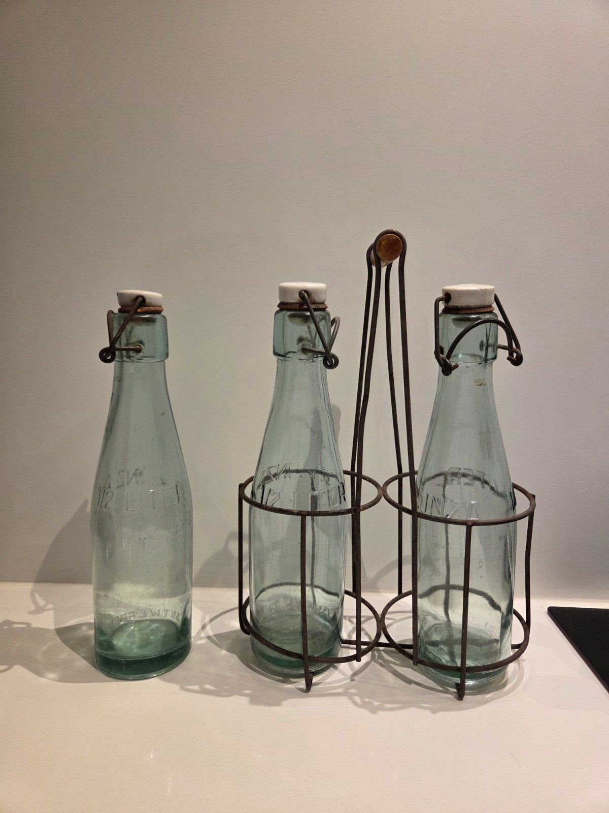 Vintage metalen flessenrek met 3 originele INZA melkflessen, Ophalen of Verzenden