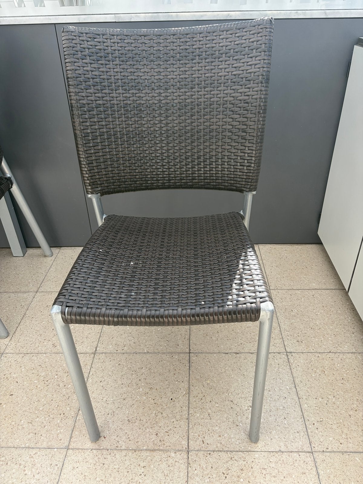 4 stapelbare stoelen bruin/grijs €40, Ophalen, Gebruikt, Rotan, Stapelbaar