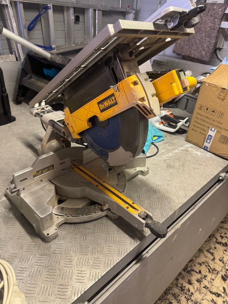 scie de  DEWALT, Ophalen, Cirkelzaag, 600 tot 1200 watt, Zo goed als nieuw