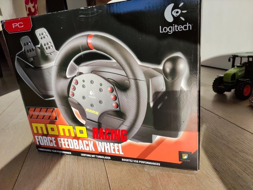Volant de course Logitech Momo + pédales à peine utilisés, Enlèvement ou Envoi