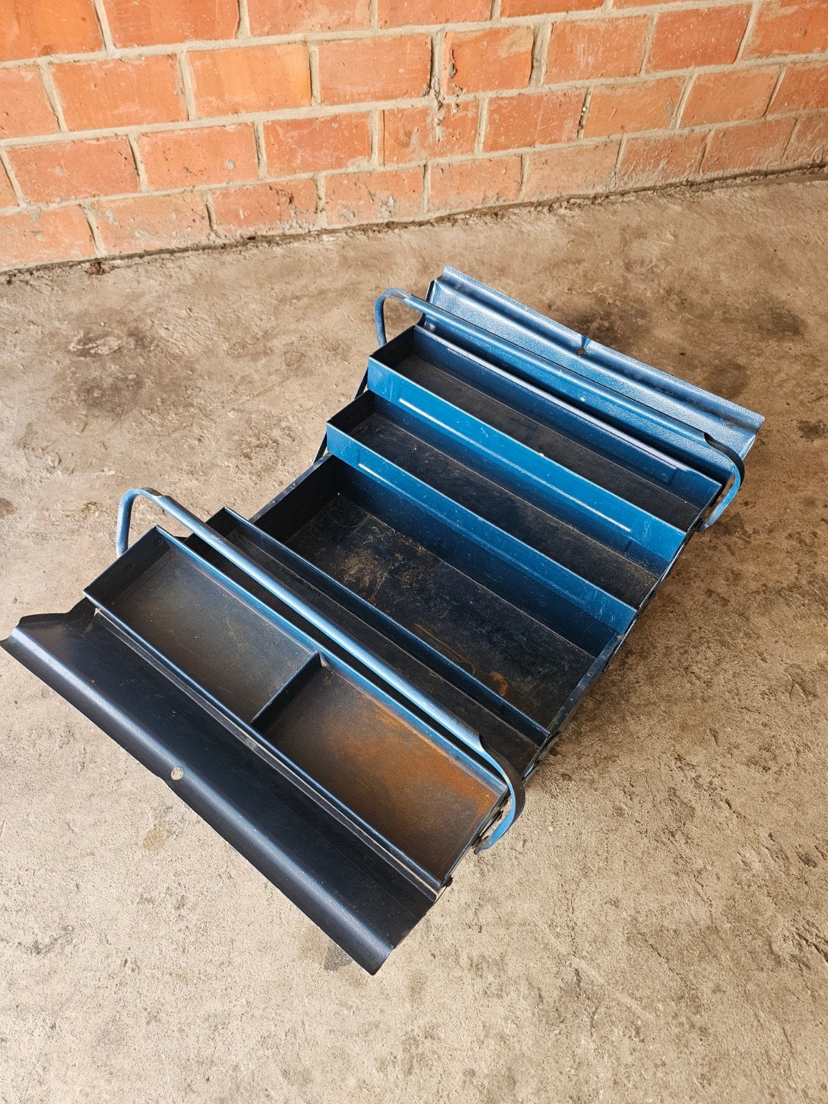 Metalen werkkoffer, Ophalen
