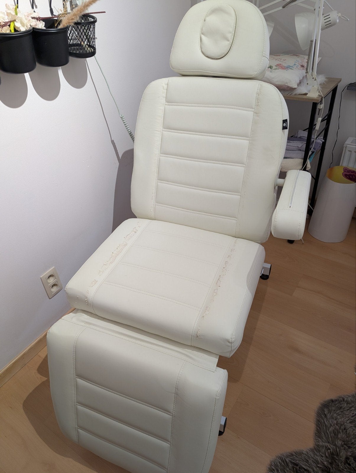 Professionele Elektrische Behandelstoel / Pedicurestoel Wit, Ophalen, Gebruikt, Massagetafel