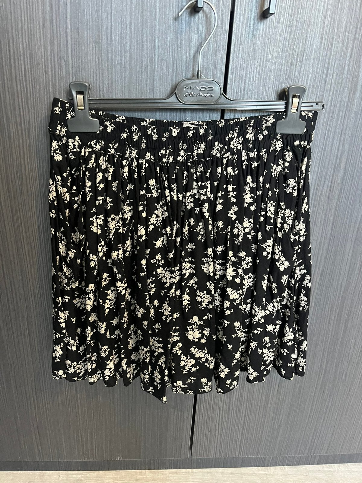 Nieuwe zwarte, wit Bloemenrok met plooien L, Kleding | Dames, Rokken, Zwart, Maat 42/44 (L), Nieuw, Ophalen of Verzenden