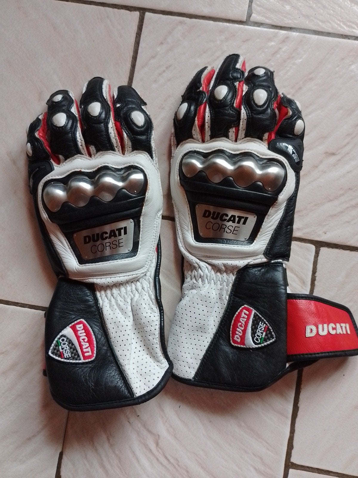 Gants moto cuir Ducati Corse L Modèle Titanium État neuf., Motoren, Motoren | Ducati, Particulier, Nieuw
