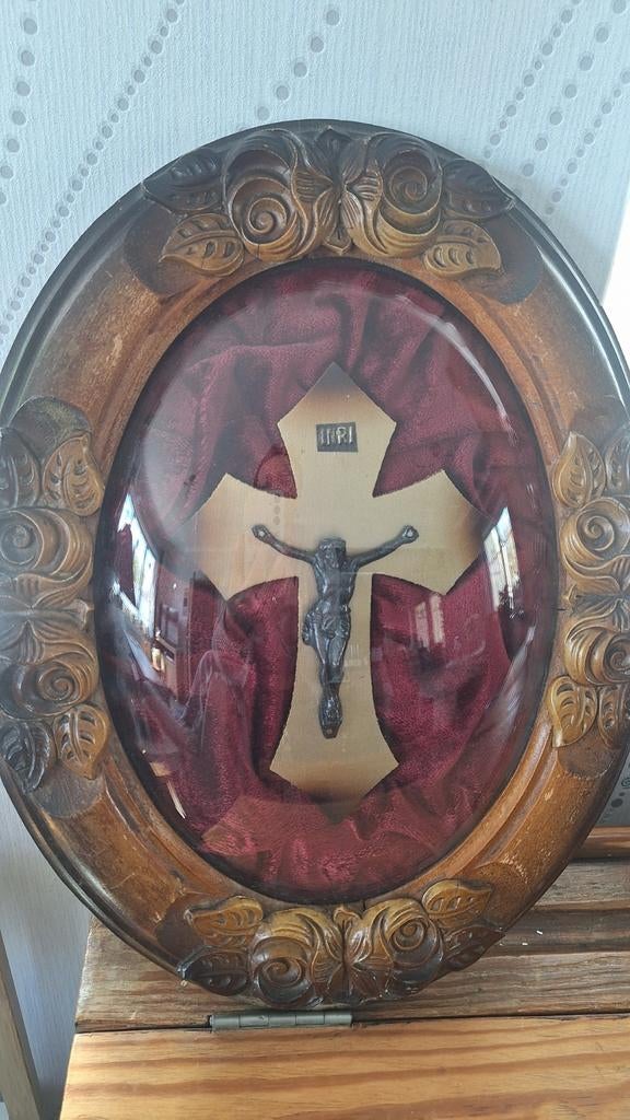 Crucifix sous verre, Enlèvement