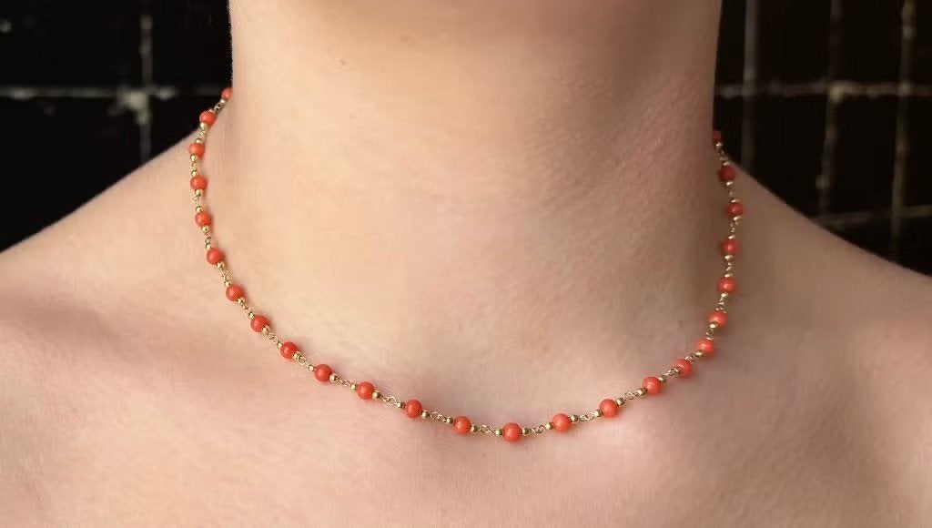Bloedkoraal bolletjes 18k gouden vintage dames ketting retro, Ophalen of Verzenden, Zo goed als nieuw, Goud, Met edelsteen