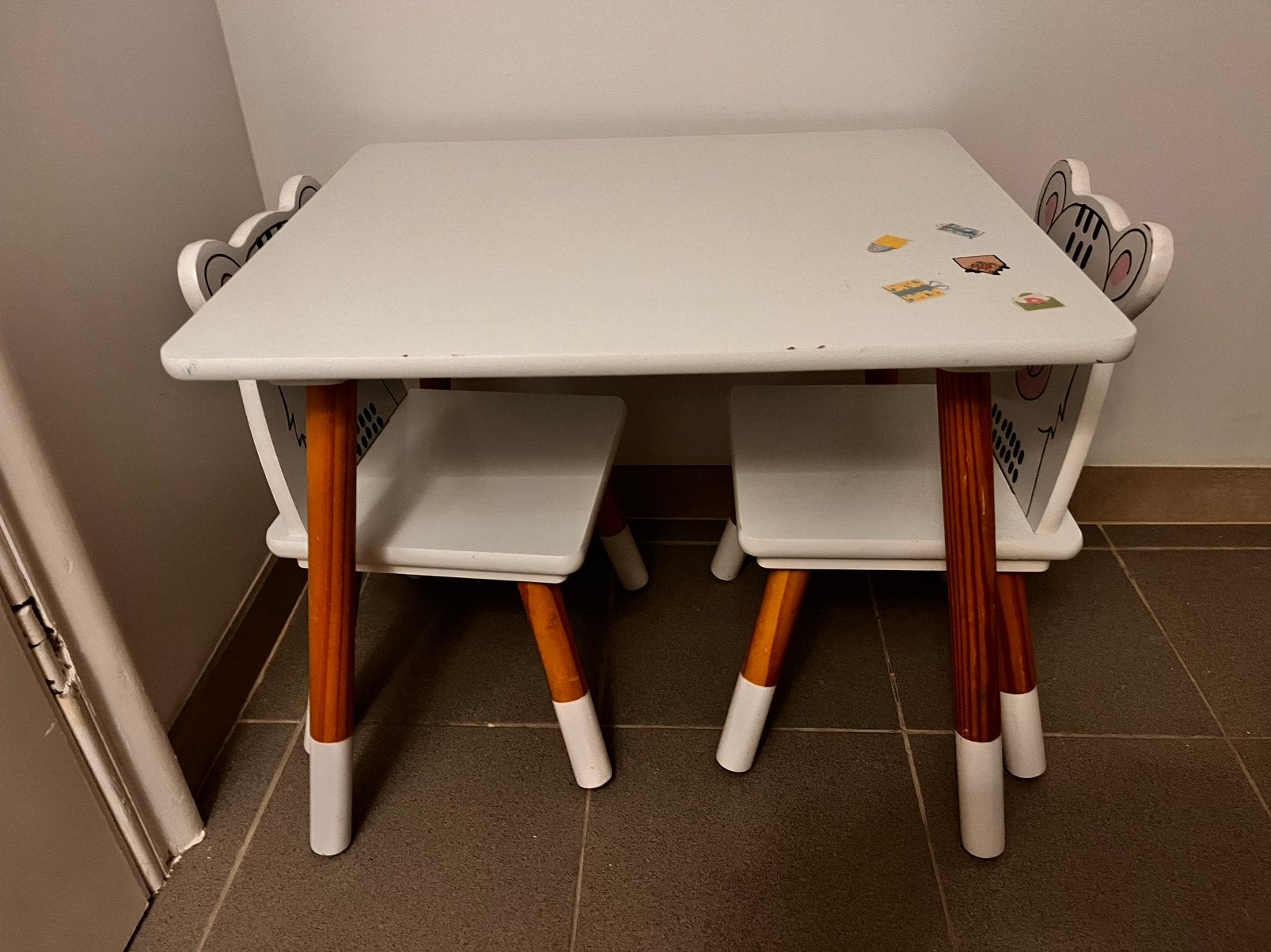 Kindertafel met twee stoelen, Enfants & Bébés, Enlèvement, Comme neuf, Chaise(s)