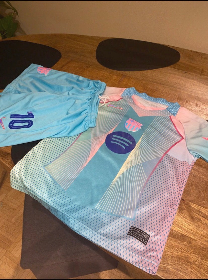 Nike Soccer Jersey – Teal/Pink Abstract Print Lamine Yamal, Verzamelen, Sportartikelen en Voetbal, Verzenden, Zo goed als nieuw