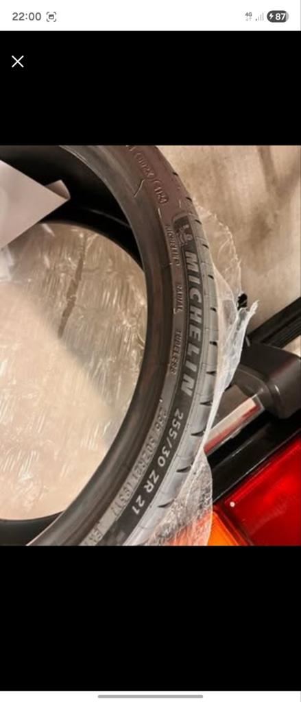 2 pneus Michelin Pilot Sport 4S
255/30 ZR21 93Y XL  MFS
neuf