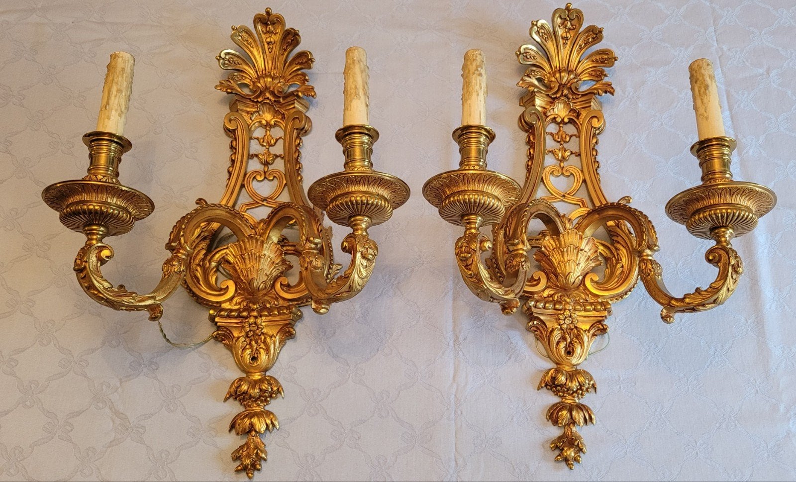 Une paire de grandes appliques murales de style Régence en o, Enlèvement