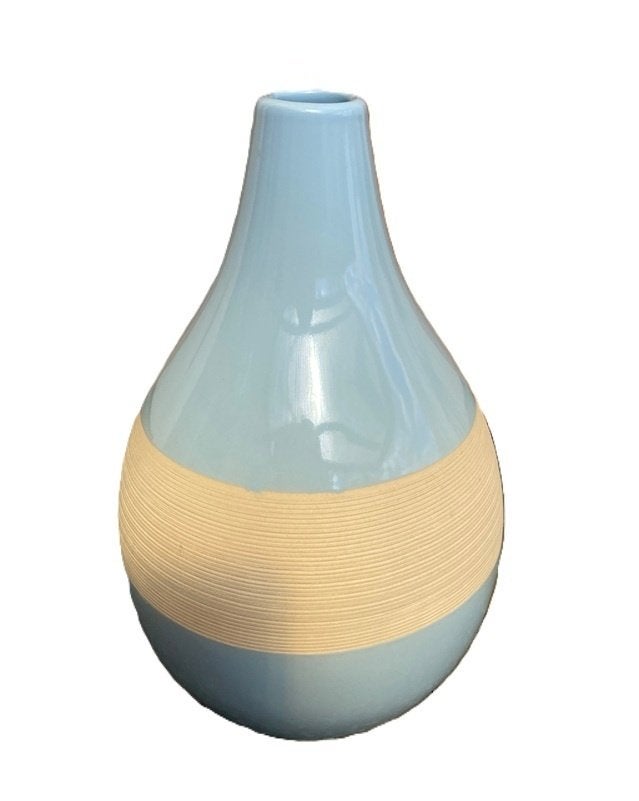 Elegante Bolvaas – Lichtblauw met Ecru Reliëf 27 cm, Huis en Inrichting, Woonaccessoires | Vazen, Blauw, Nieuw, 27 cm, Ophalen of Verzenden