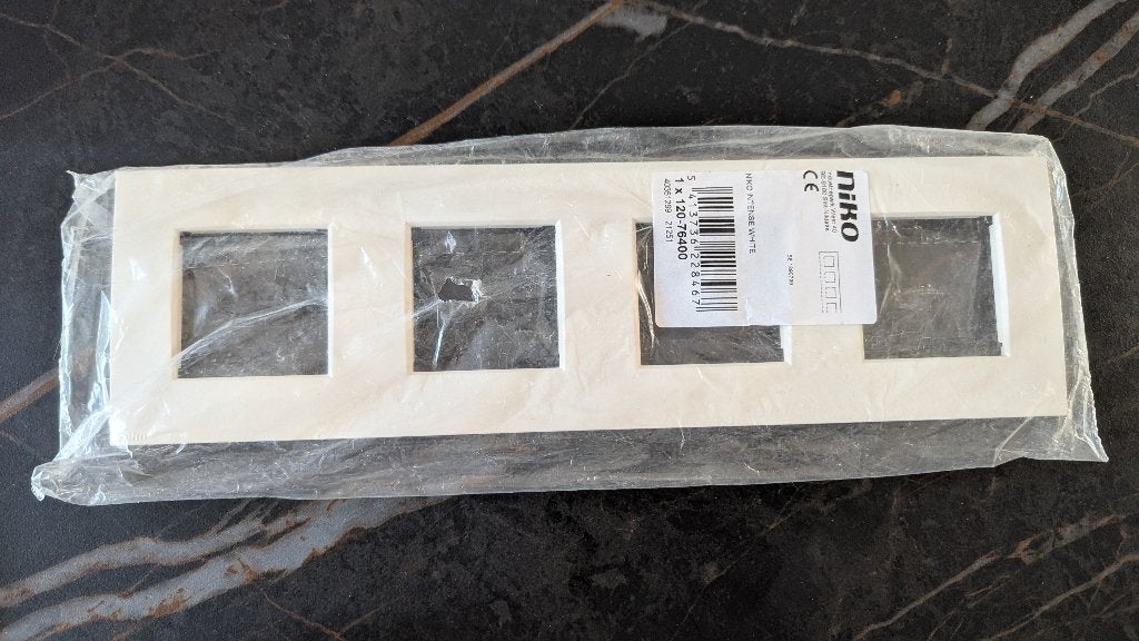 Niko - viervoudige afdekplaat 71mm - Intense white, Doe-het-zelf en Bouw, Ophalen, Nieuw, Afdekraam