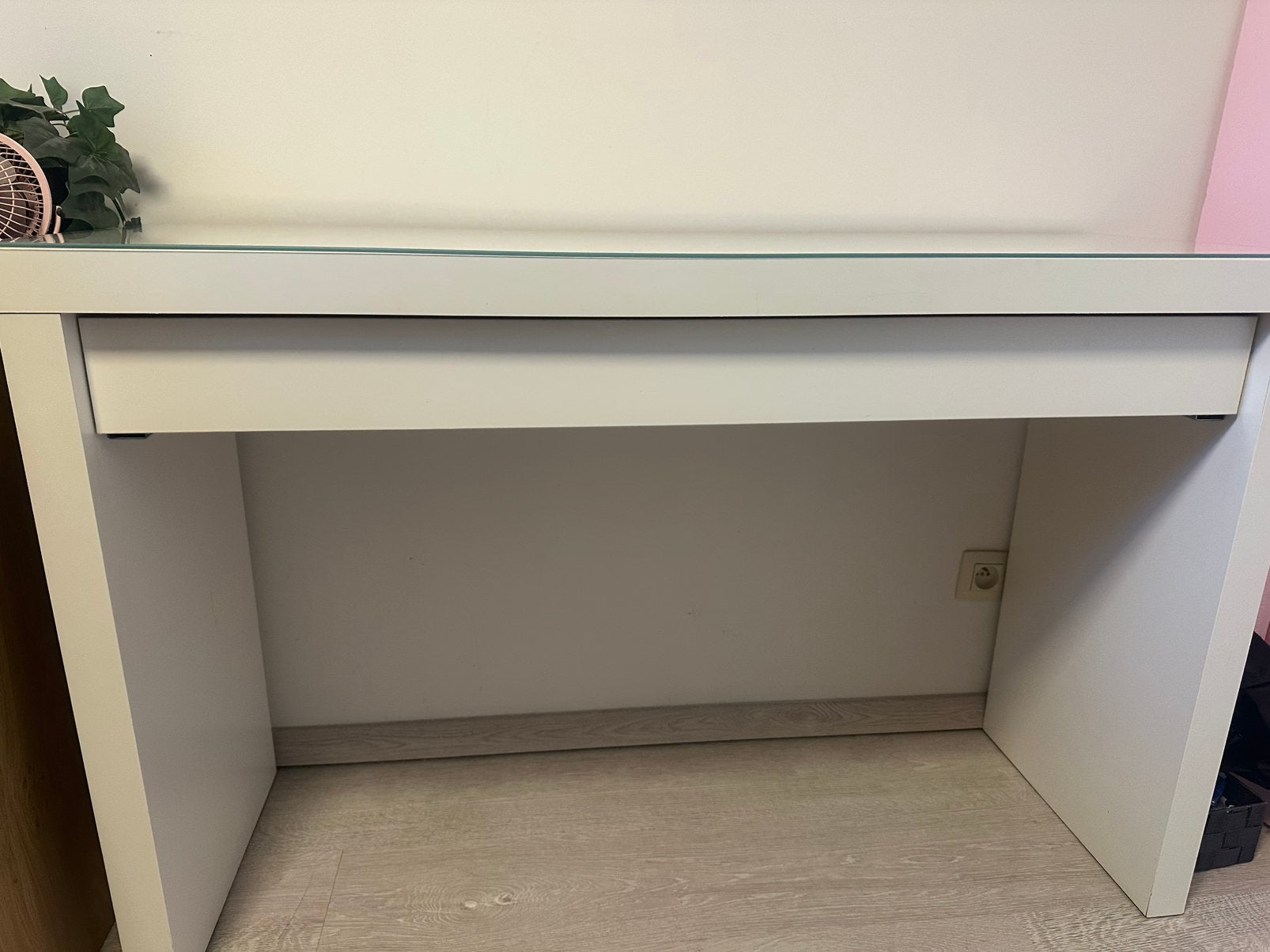 Wit bureau met glazen bovenblad en lade, Enlèvement ou Envoi, Comme neuf