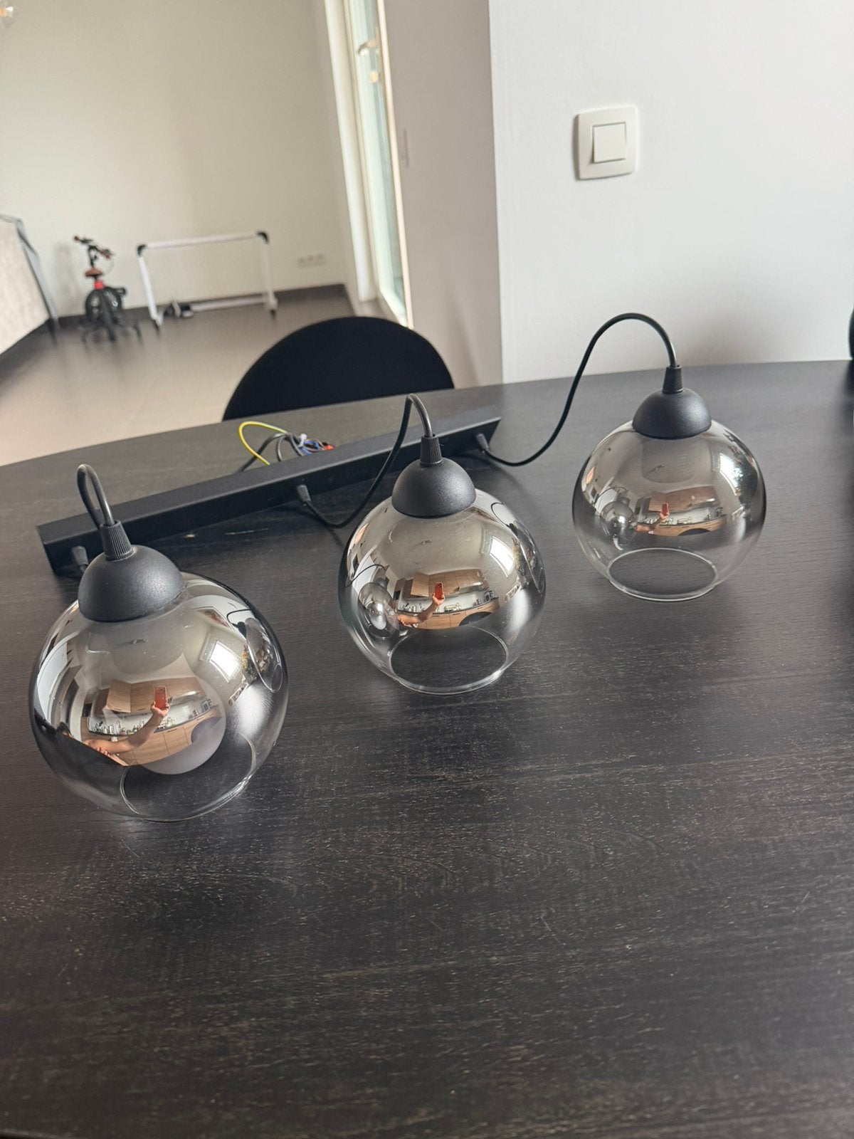 Moderne hanglamp met 3 glazen bollen - Grijs/Zwart, Ophalen of Verzenden, Zo goed als nieuw, Glas