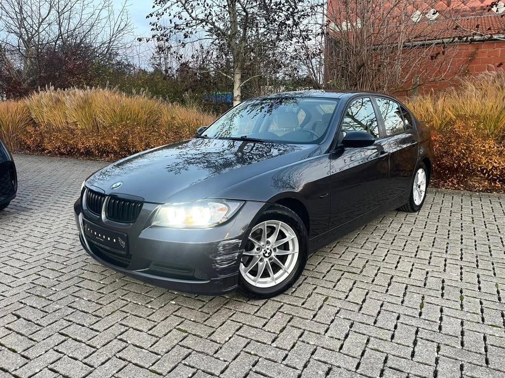 BMW 318i - 2008/213.000km/Manueel - Gekeurd, Auto's, BMW, Bedrijf, Grijs, Euro 4, Zilver of Grijs
