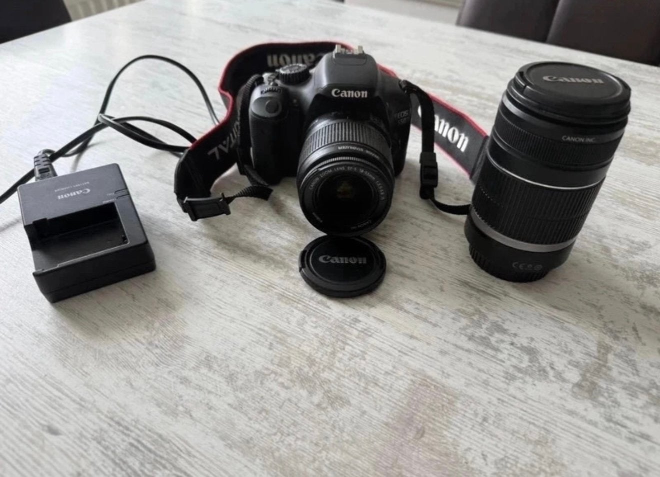Canon EOS 550D + 2 objectifs et accessoires, Enlèvement ou Envoi, Comme neuf, Batterie, Canon