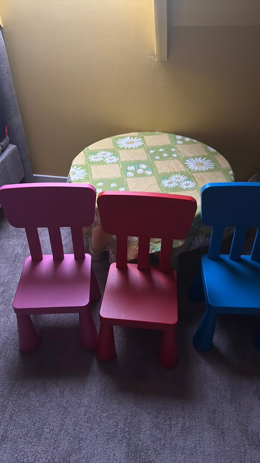 Tafel met 3kleur steulen van ikia, Antiek en Kunst, Ophalen