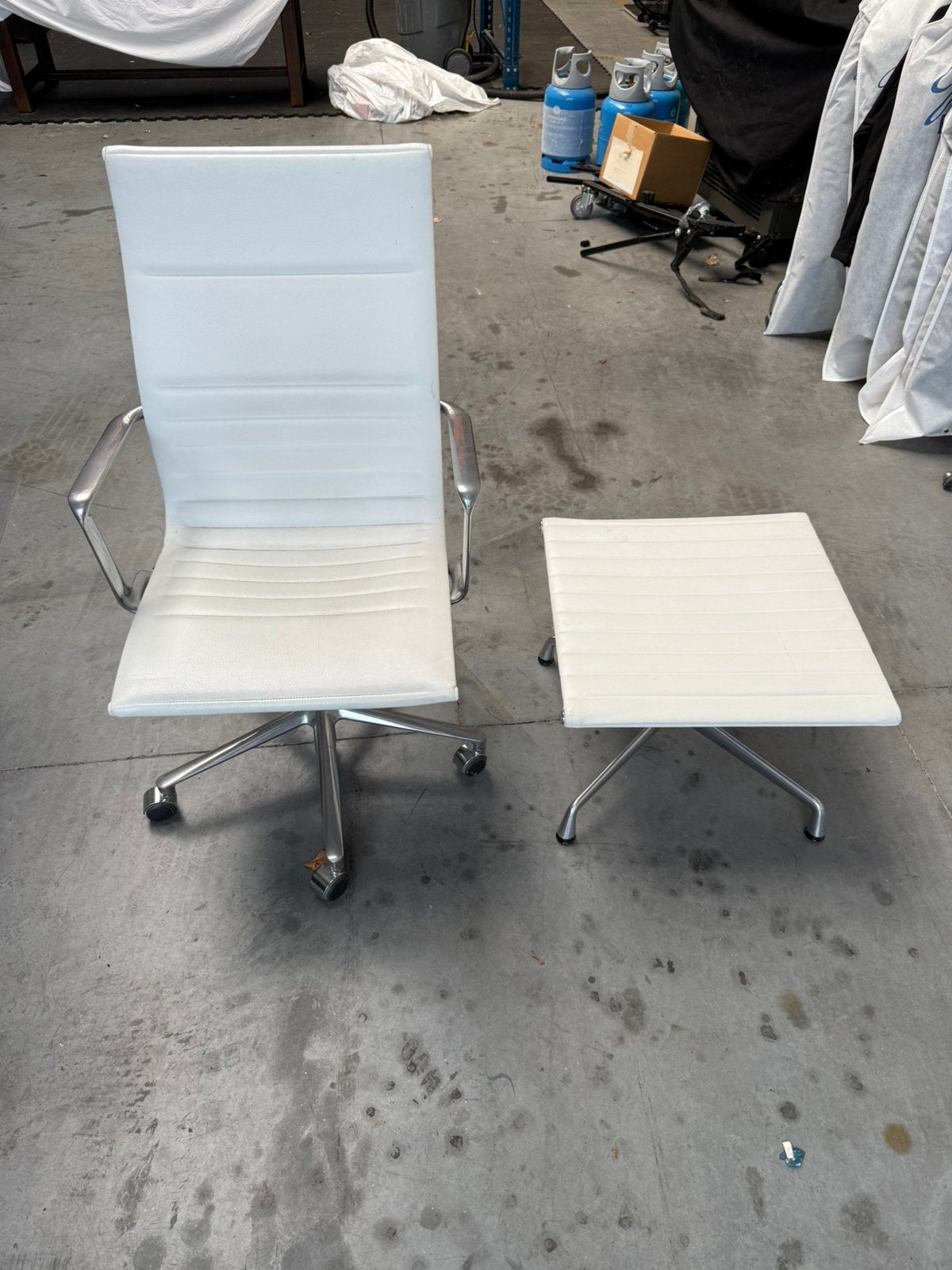 Design bureaustoel + hocker | Eames stijl, Huis en Inrichting, Bureaustoelen, Ophalen, Zo goed als nieuw, Wit, Bureaustoel