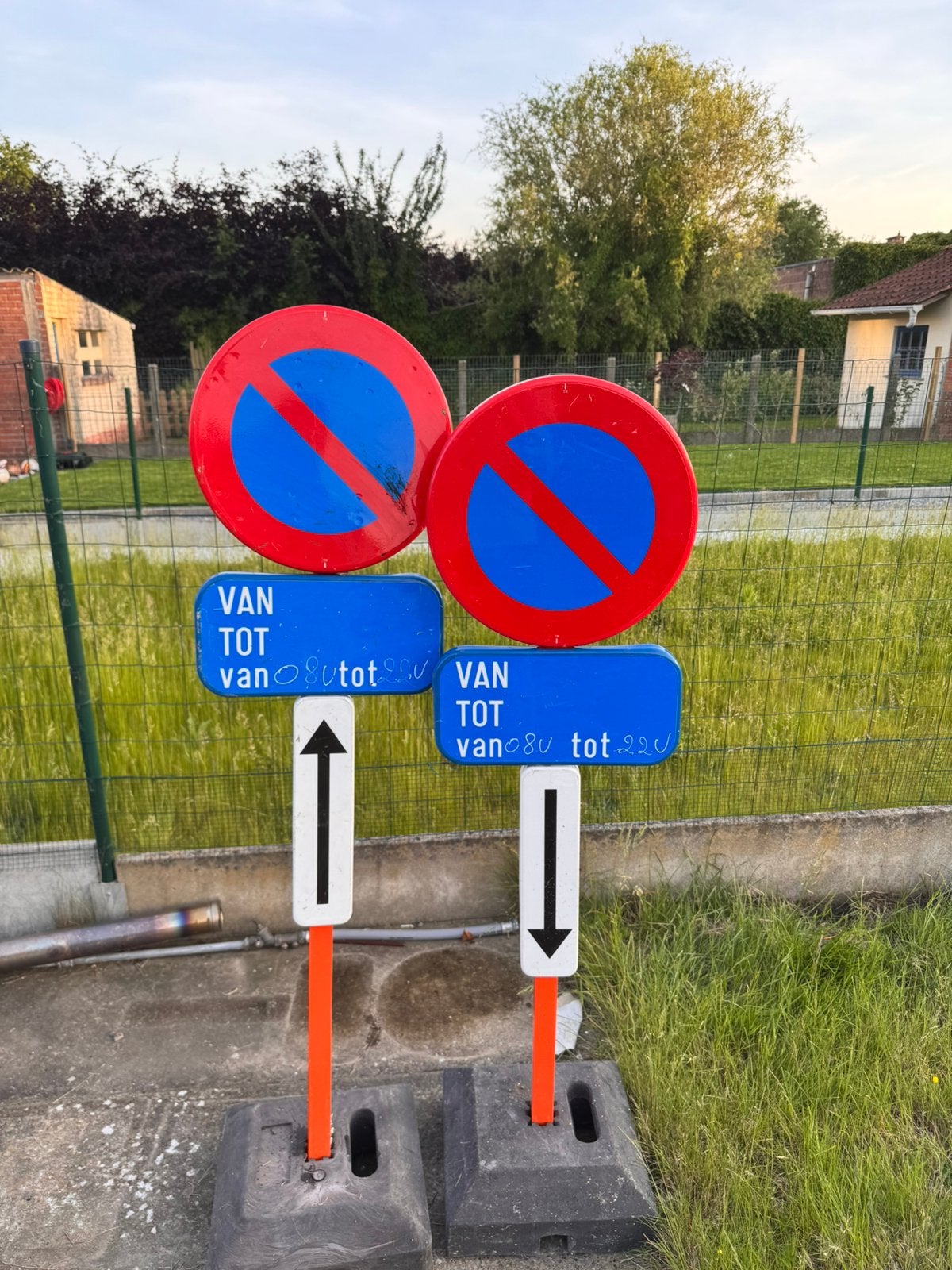 Set parkeerverbodsborden, Doe-het-zelf en Bouw, Ophalen, Zo goed als nieuw