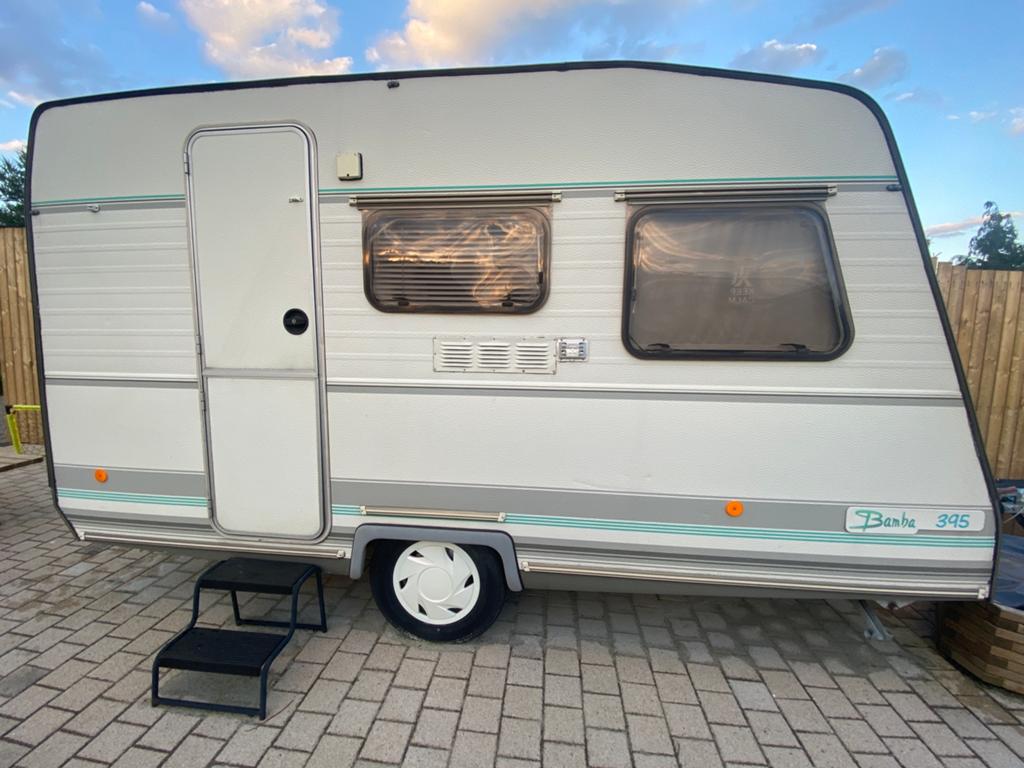 Caravan met splinternieuwe voortent, Caravans en Kamperen, Caravans, Particulier, tot en met 4, Caravelair, Stapelbed, Gascomfoor