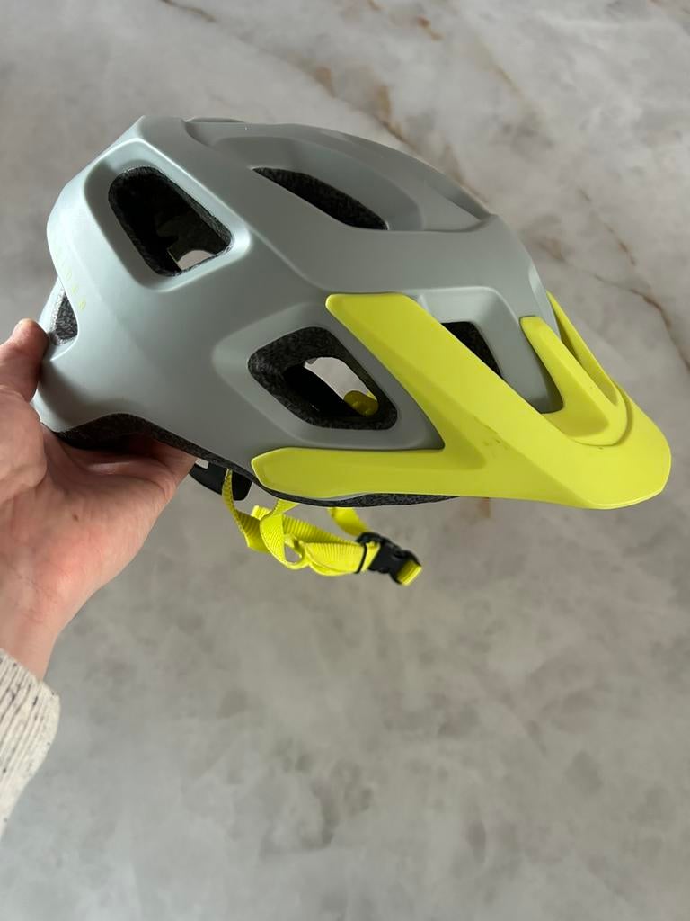 Fietshelm met zonneklep, Fietsen en Brommers, Ophalen, Zo goed als nieuw, M, Jongen of Meisje