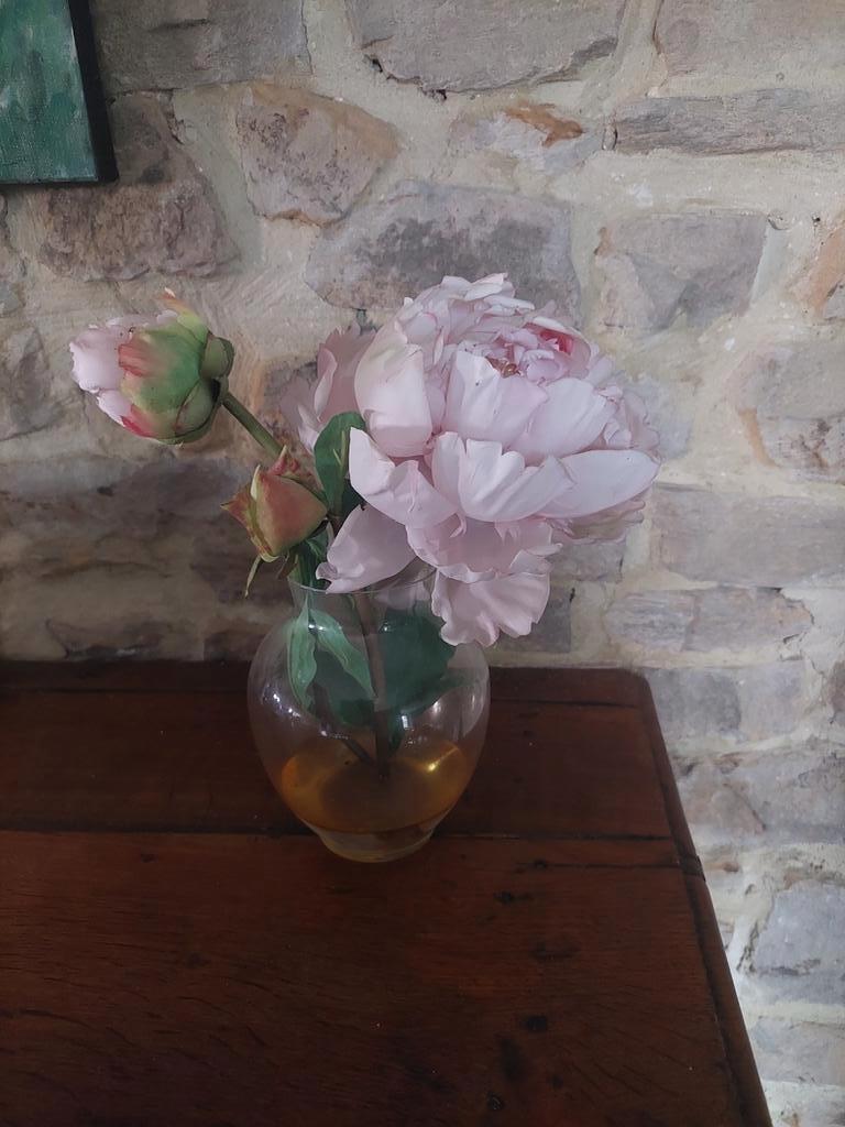 Roses artificielles dans leur vase, Maison & Meubles, Enlèvement ou Envoi