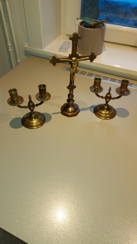 2 kandelaars en kruisbeeld in koper, Ophalen